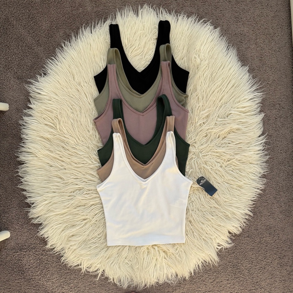 Hollister Ribbed Seamless Fabric V-Neck Tank Bundle
